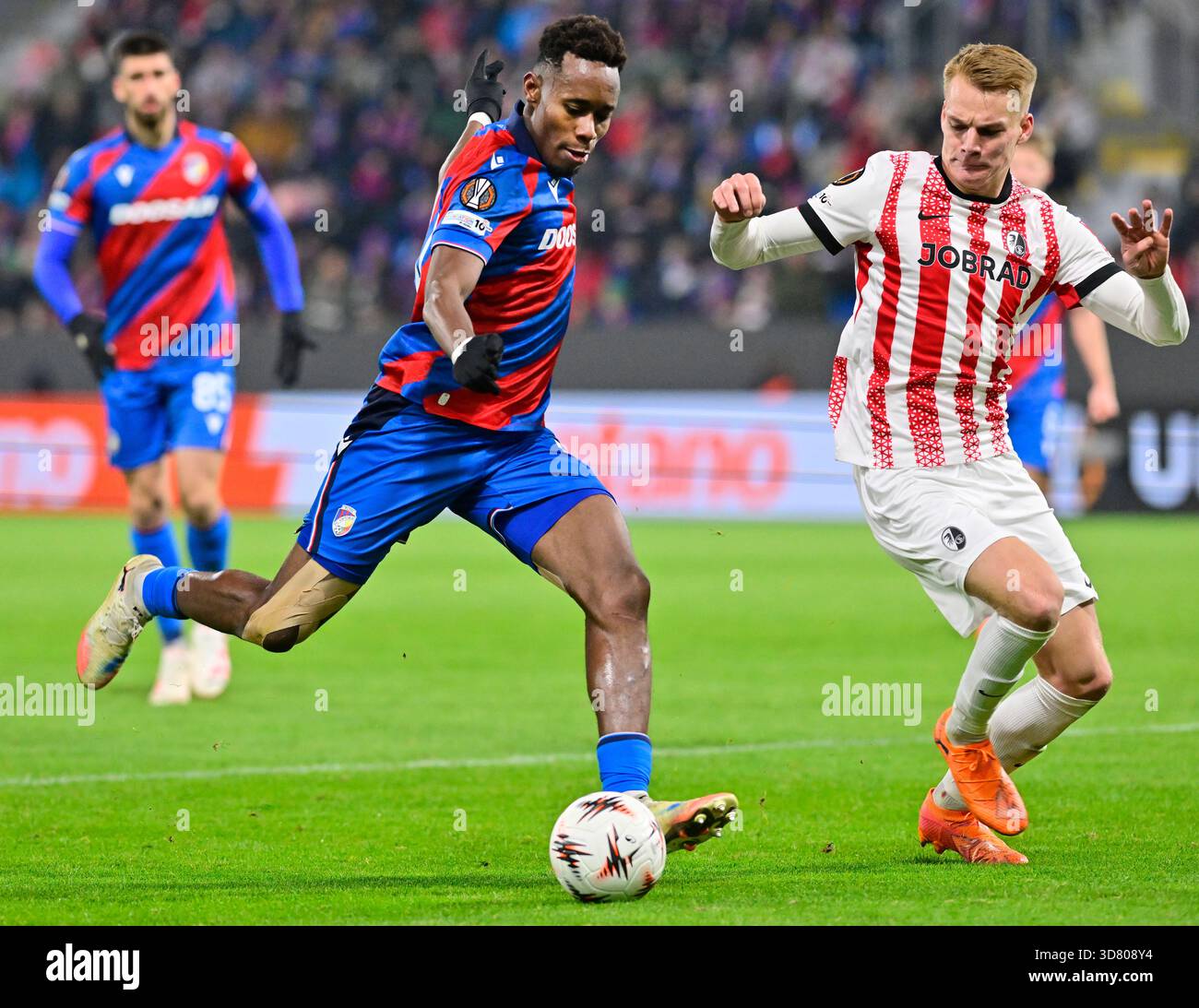 l-r-sampson-dweh-viktoria-and-philipp-lienhart-freiburg-in-action
