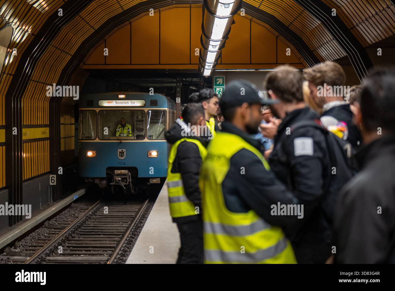 Munich U-Bahn Train Arriving at Theresienwiese Station During Oktoberfest with Security Personnel, Munich, Germany, 27.09.2025. Stock Photo