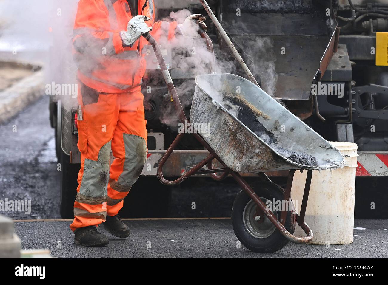 Strassenbauer,Strassenbauarbeiter, Arbeiten mit Asphalt, Teer und ...