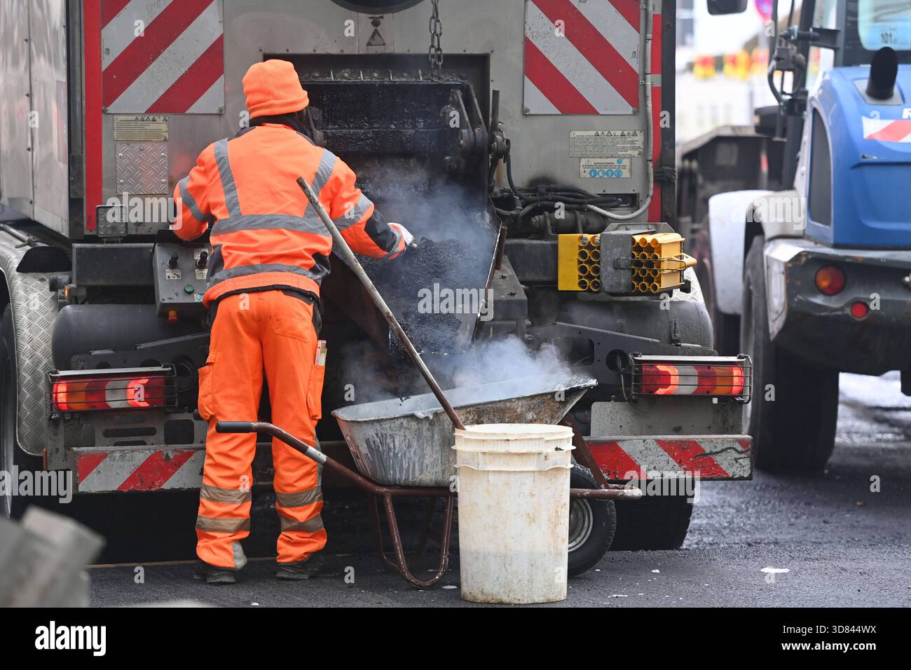 Strassenbauer,Strassenbauarbeiter, Arbeiten mit Asphalt, Teer und ...
