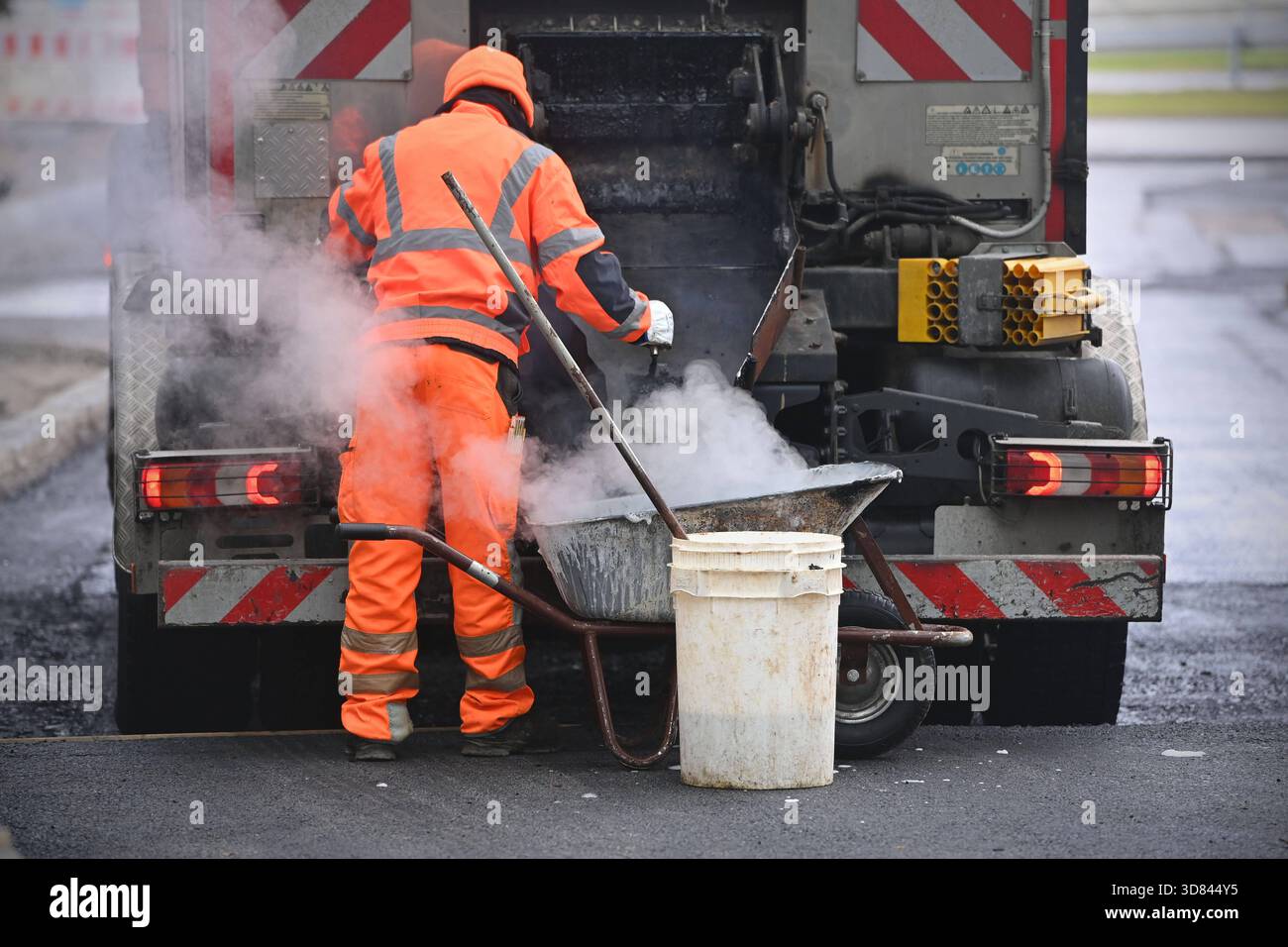 Strassenbauer,Strassenbauarbeiter, Arbeiten mit Asphalt, Teer und ...