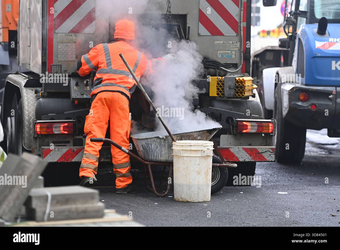 Strassenbauer,Strassenbauarbeiter, Arbeiten mit Asphalt, Teer und ...