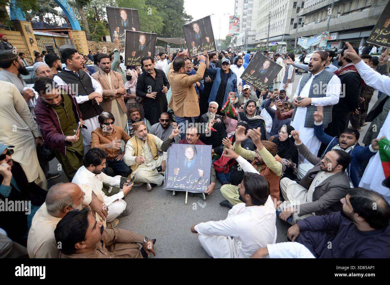 Pakistan Api Simran KARACHI, PAKISTAN, NOV 28: Activists of Tehreek-e-Insaf (PTI) are ...