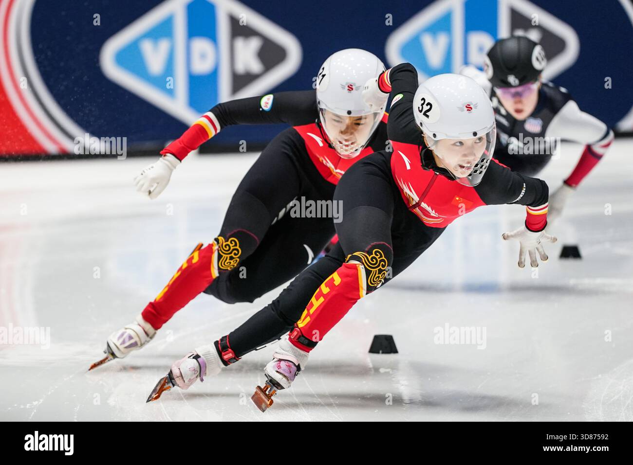 Jing Ru Yang (251129) -- DORDRECHT, Nov. 29, 2025 (Xinhua) -- Yang Jingru (front) of ...