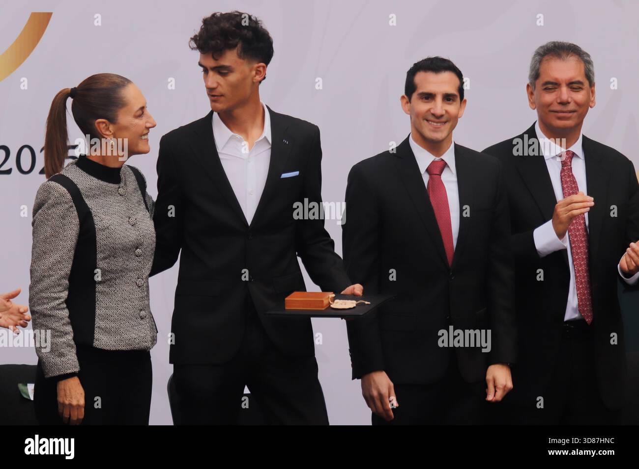 mexico-s-cyclist-isaac-del-toro-romero-receives-a-prize-by-mexico-s