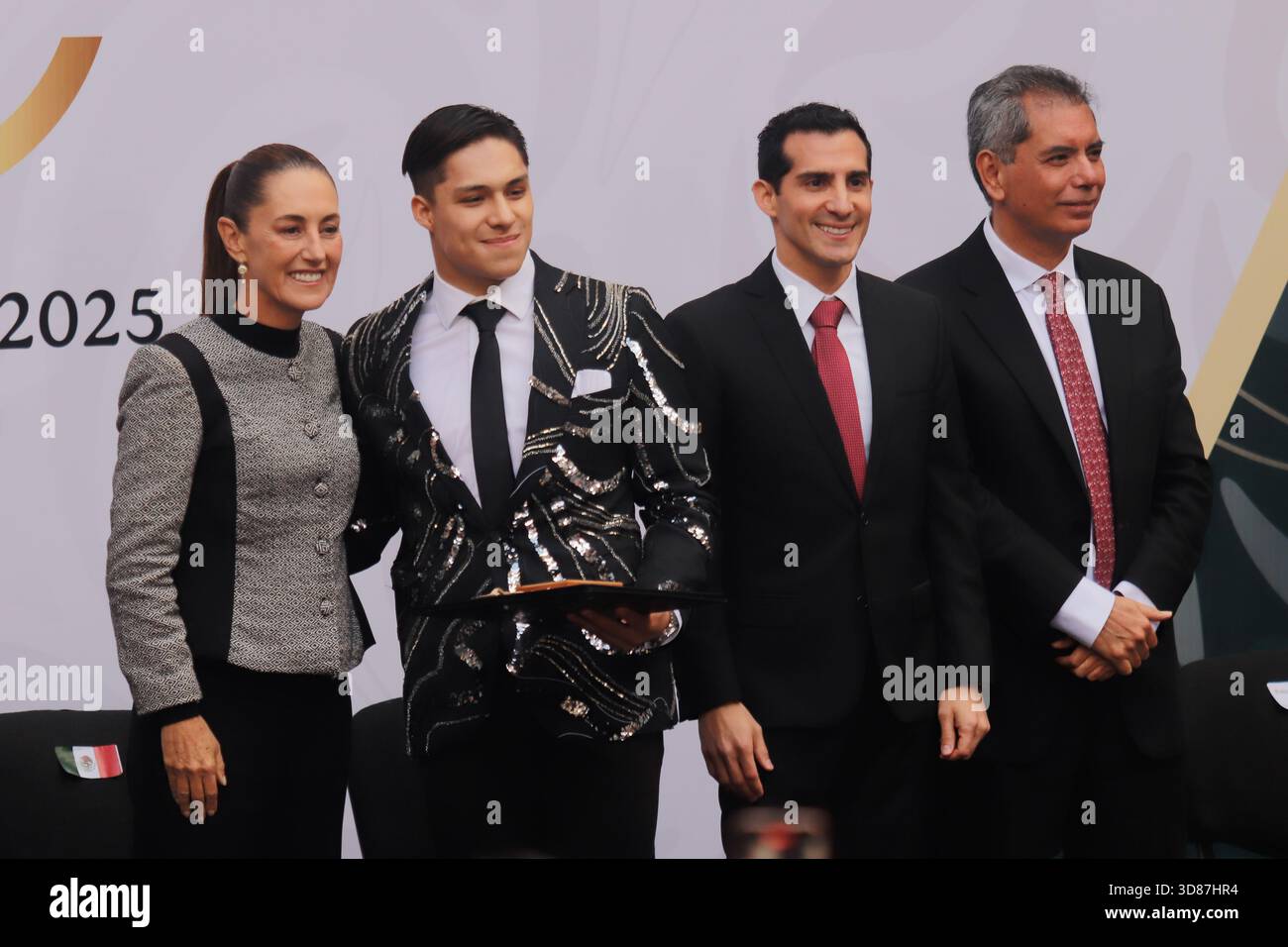 mexican-diver-osmar-olvera-ibarra-receives-a-prize-by-mexico-s