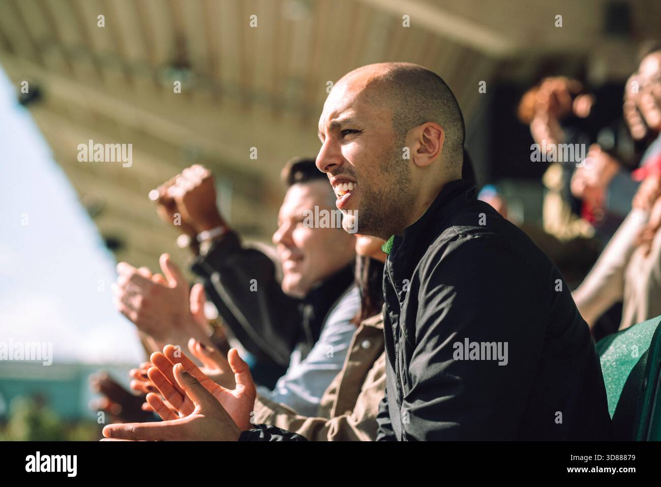 Audience clapping and cheering hi-res stock photography and images - Alamy