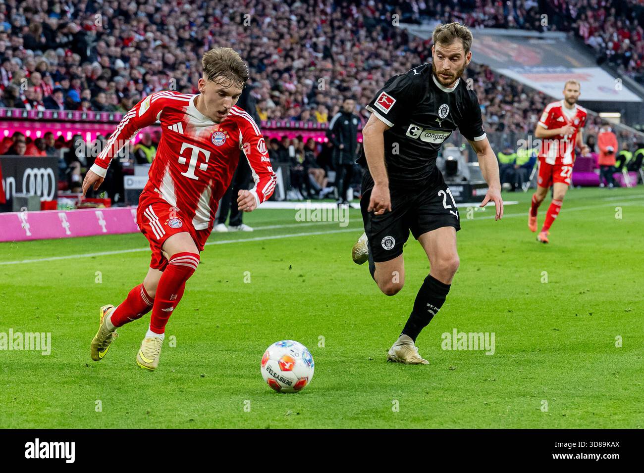 Lennart Karl (FC FC Bayern Munich, #42) against Lars Ritzka (FC St ...