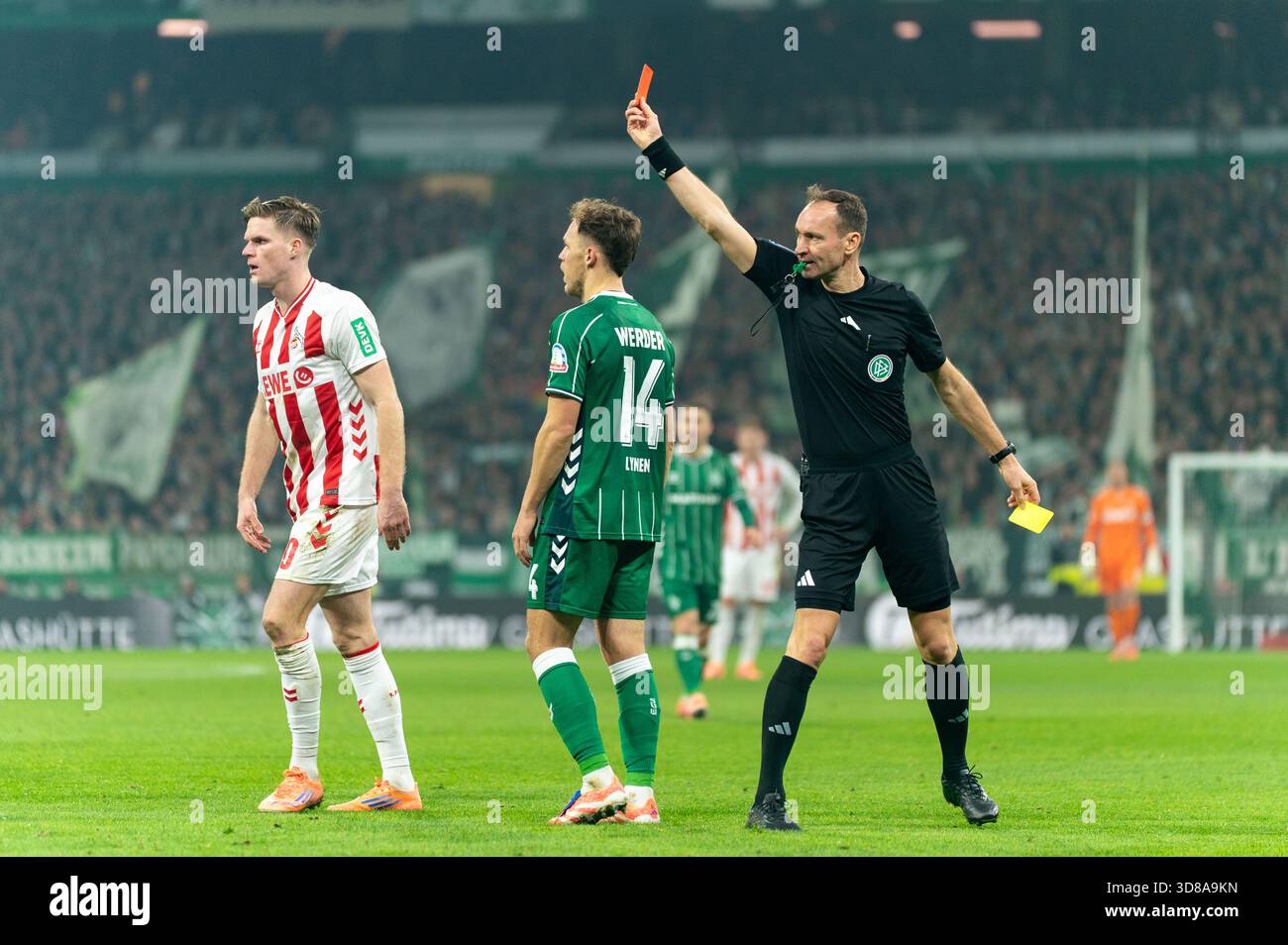 Yellow Red Card [red card]/Send-off [red card] Niklas Stark (SV Werder ...