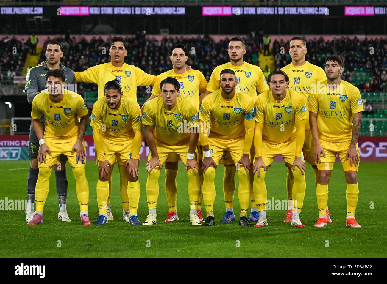 Carrarese Calcio 1908 for team photo lined up during the Italian Serie ...