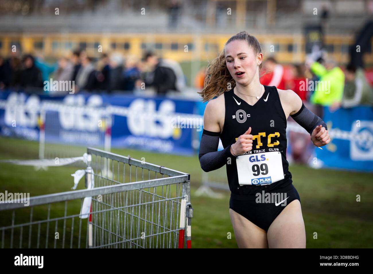 Women's portrait track field hi-res stock photography and images - Alamy