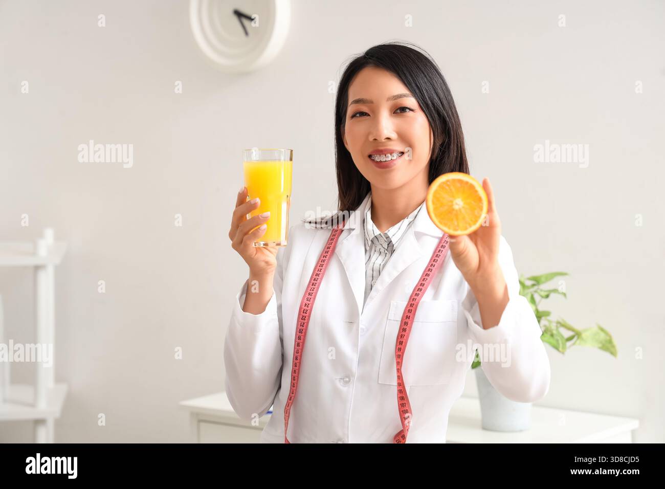Female asian nutritionist glass hi-res stock photography and images - Alamy