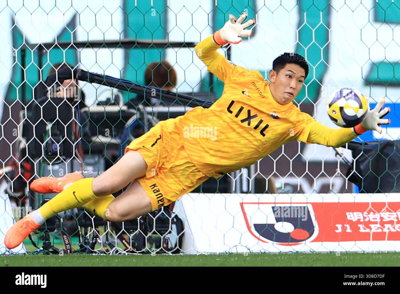 Kashima Antlers GK Tomoki Hayakawa blocks a shot from the opponent