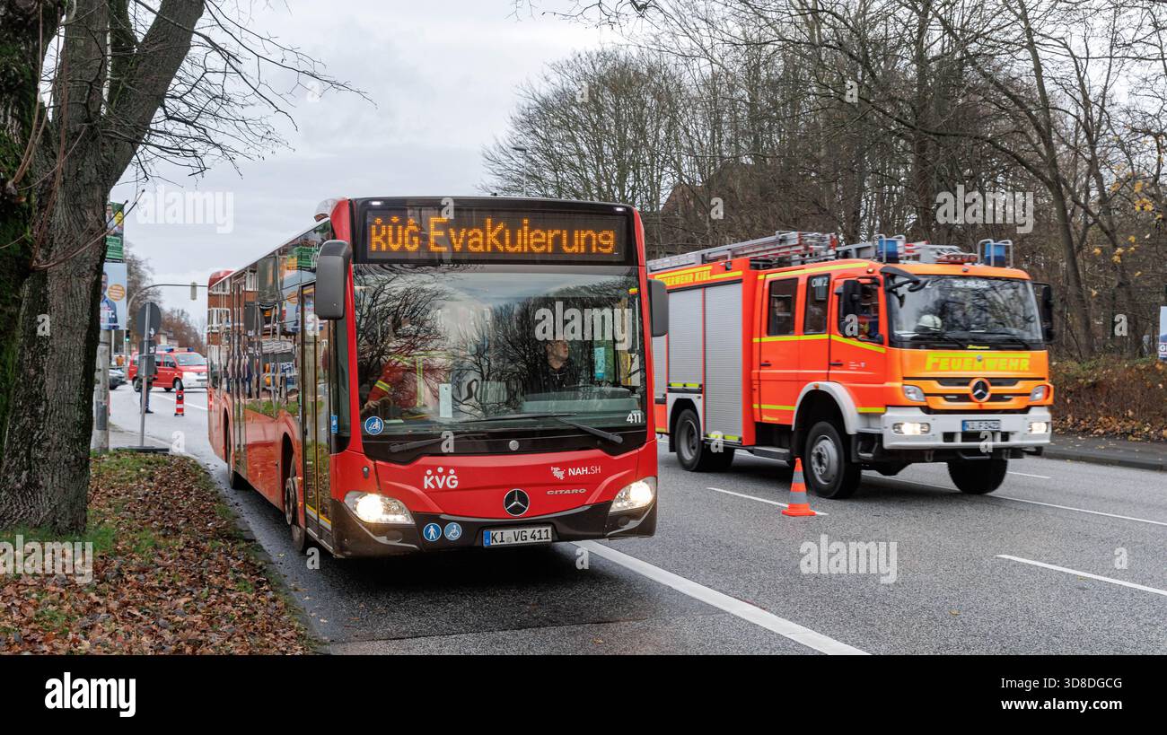 Kiel Gaarden, Germany. 30th Nov, 2025. Before the defusing of a 500 ...