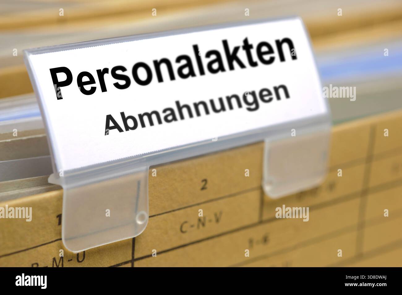 Abmahnung wegen Fehlverhalten Der Reiter einer Aktenablage ist beschriftet mit dem Aufdruck Personalakten und Abmahnung als Symbolbild für Fehlverhalt Stock Photo