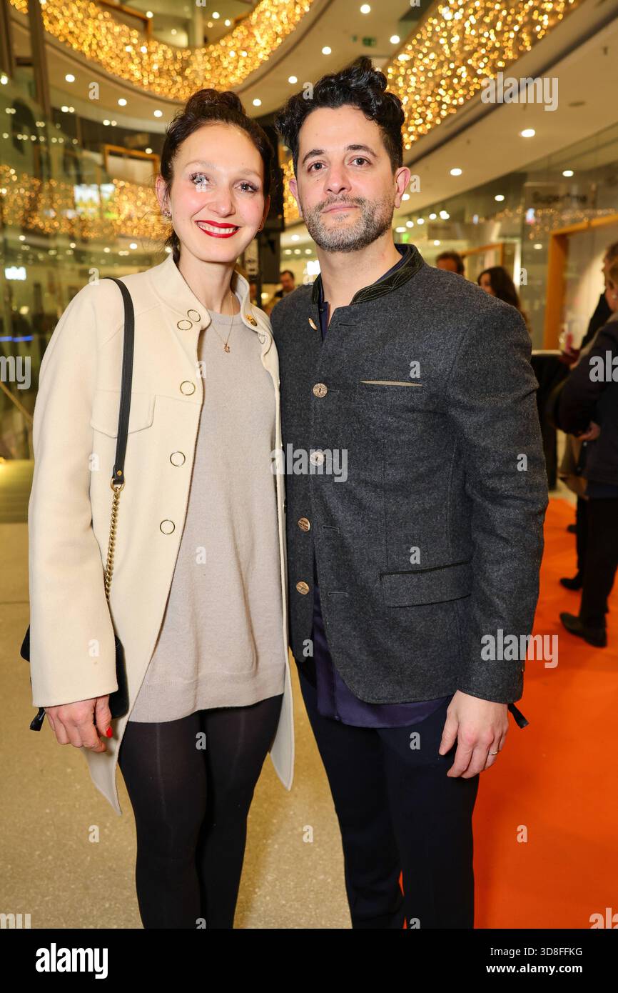 DÜWELL Public Opening Event - Beauty Doc Dr. Amir Roushan mit seiner ...