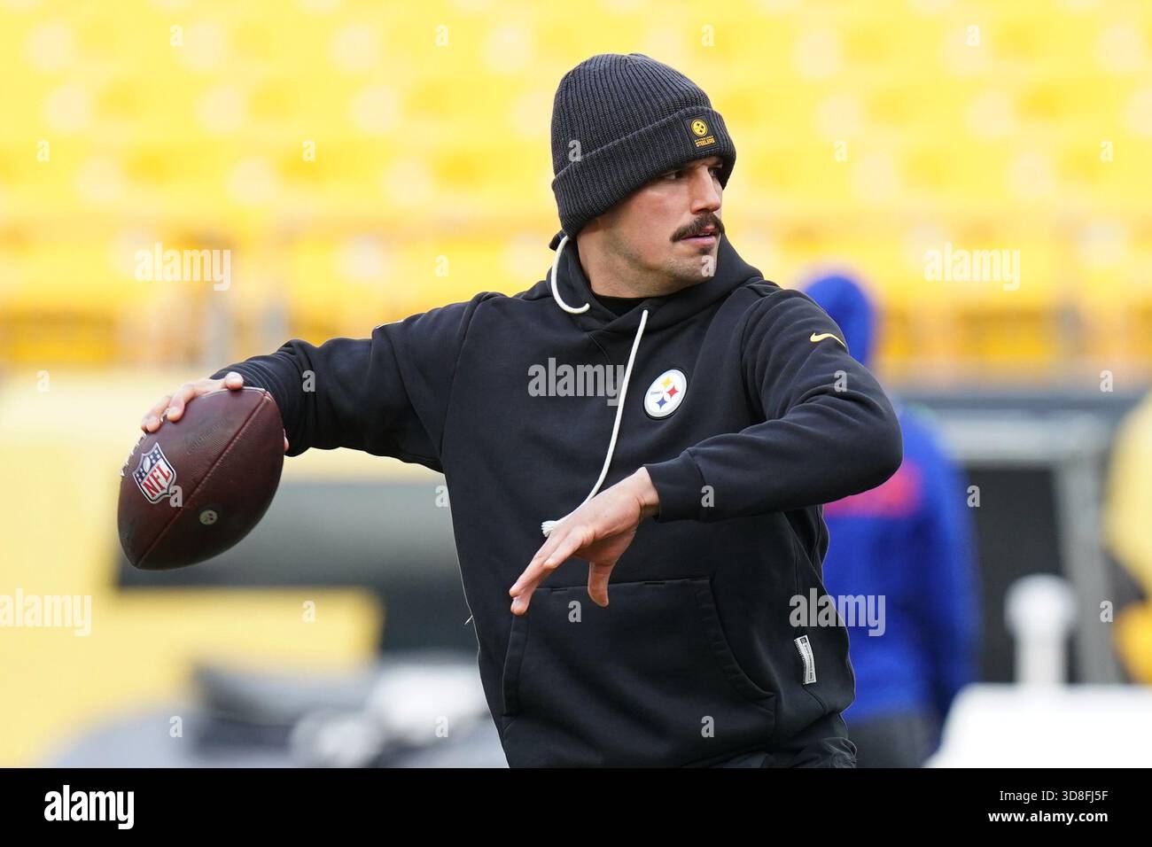 Pittsburgh Steelers quarterback Mason Rudolph warms up before an NFL ...