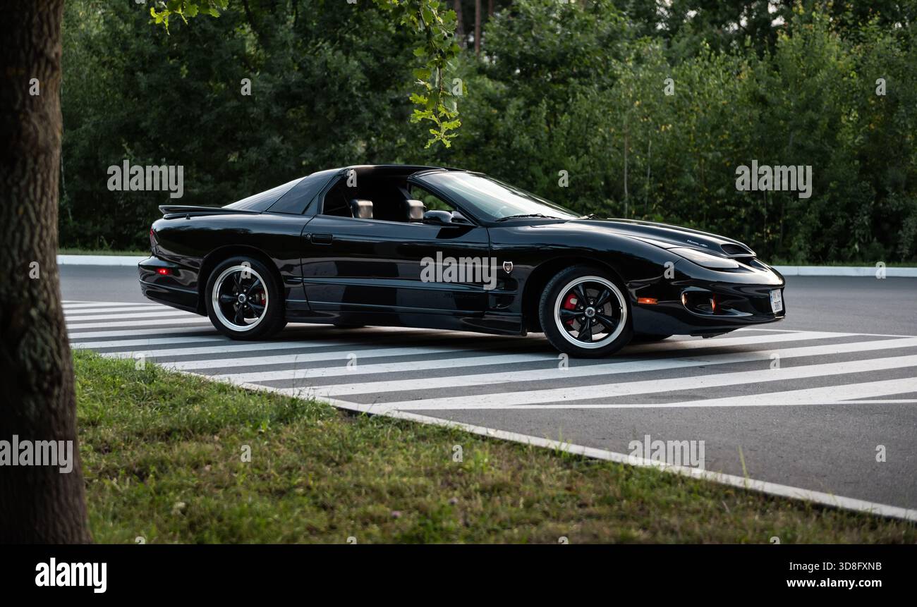 Automobile 1990s side profile hi-res stock photography and images