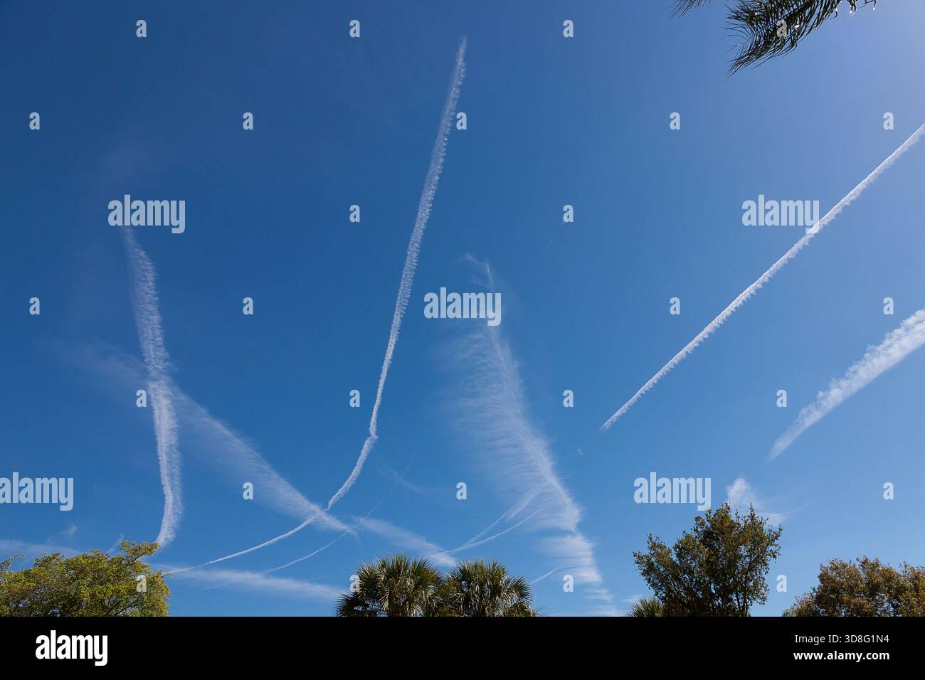 Persistent contrails hi-res stock photography and images - Alamy