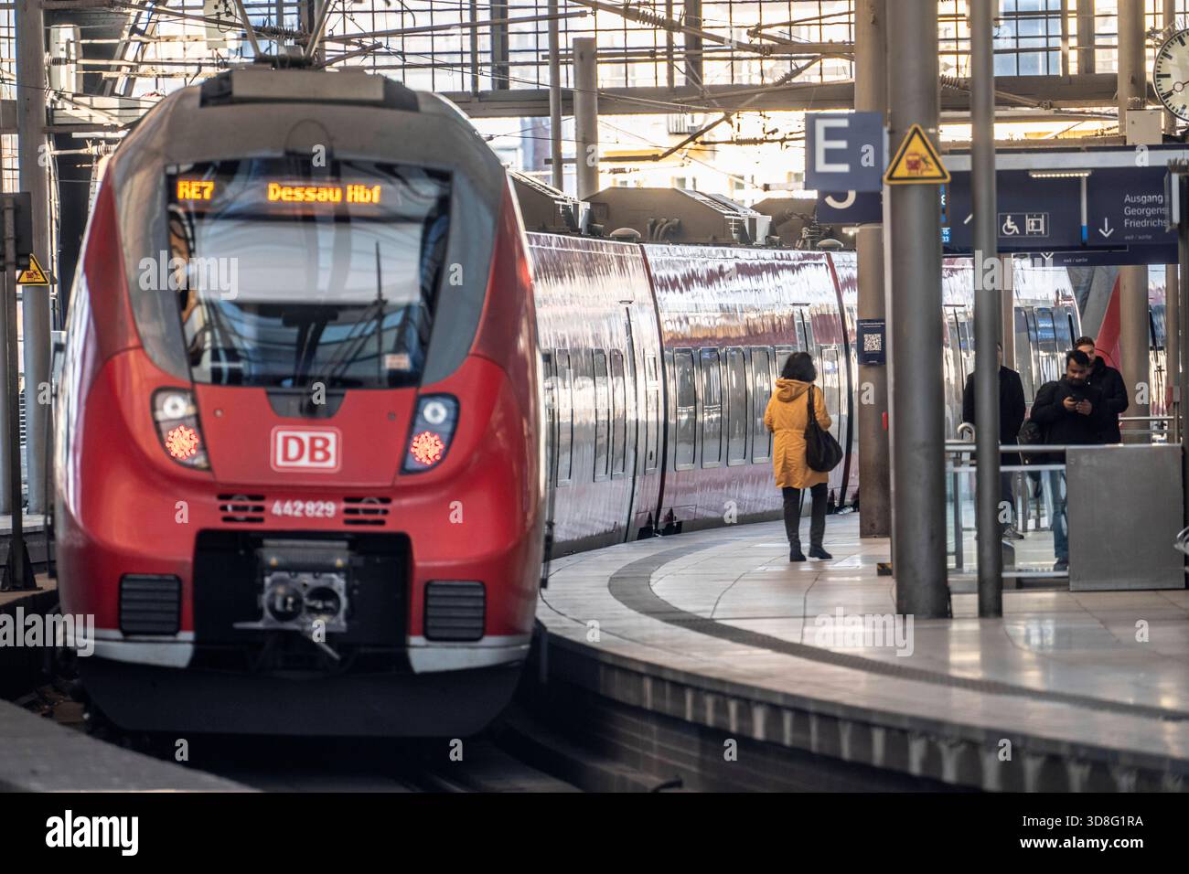 Regionalexpress, RE7, nach Dessau im Bahnhof Friedrichstraße, Berlin ...
