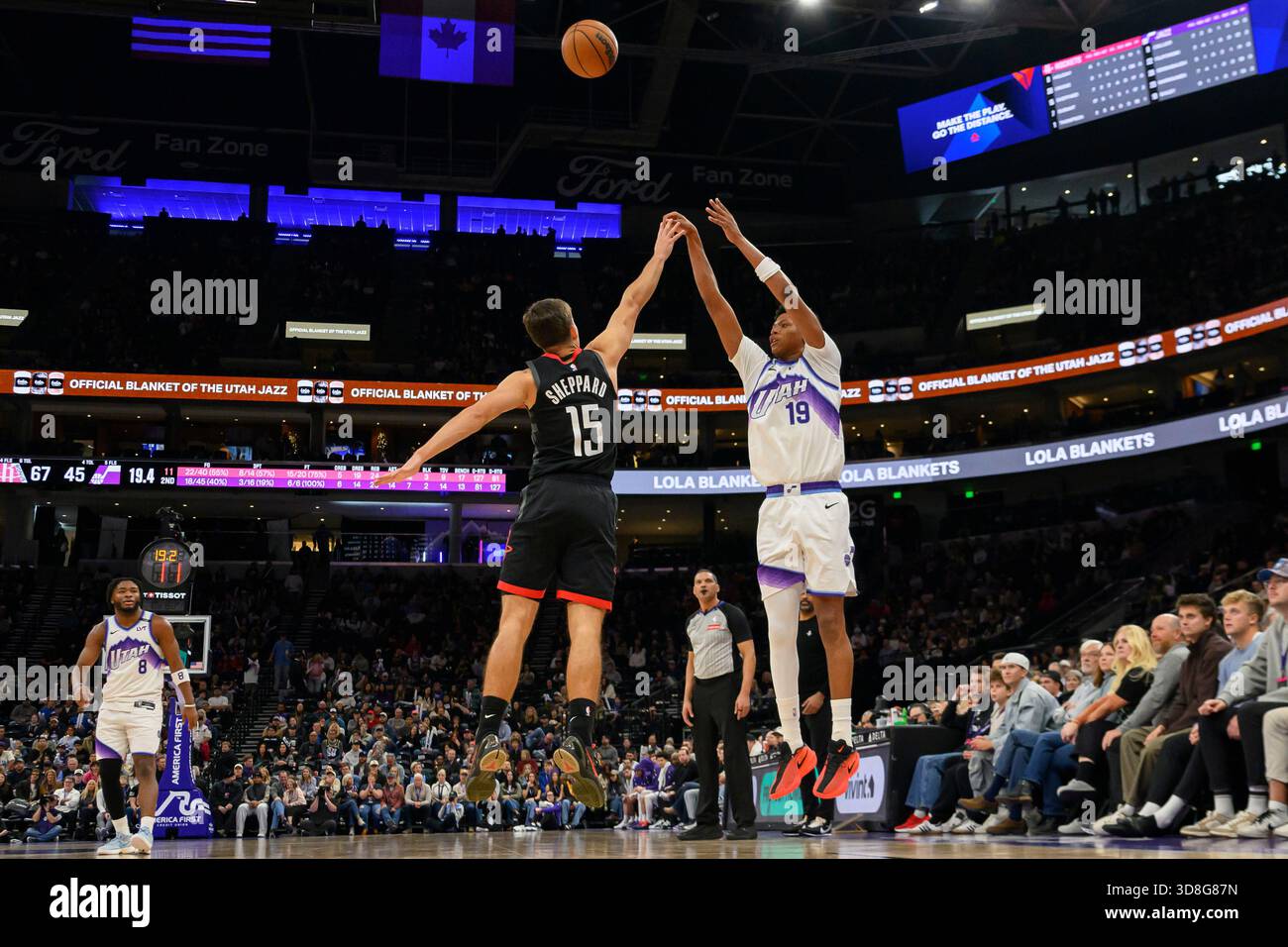 Utah Jazz guard Ace Bailey, right, shoots the ball over Houston Rockets ...