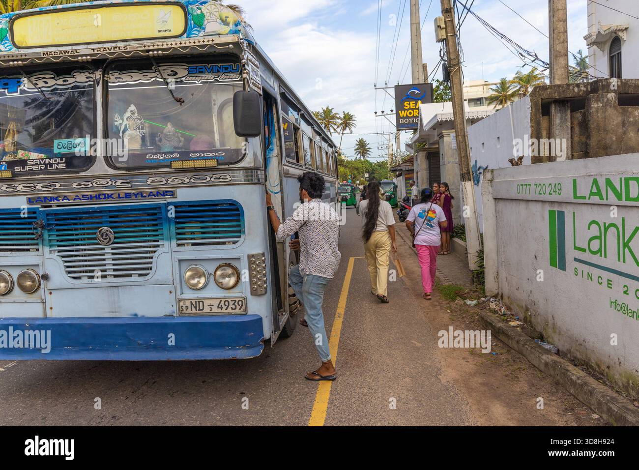 Sri lanka bus hi-res stock photography and images - Alamy