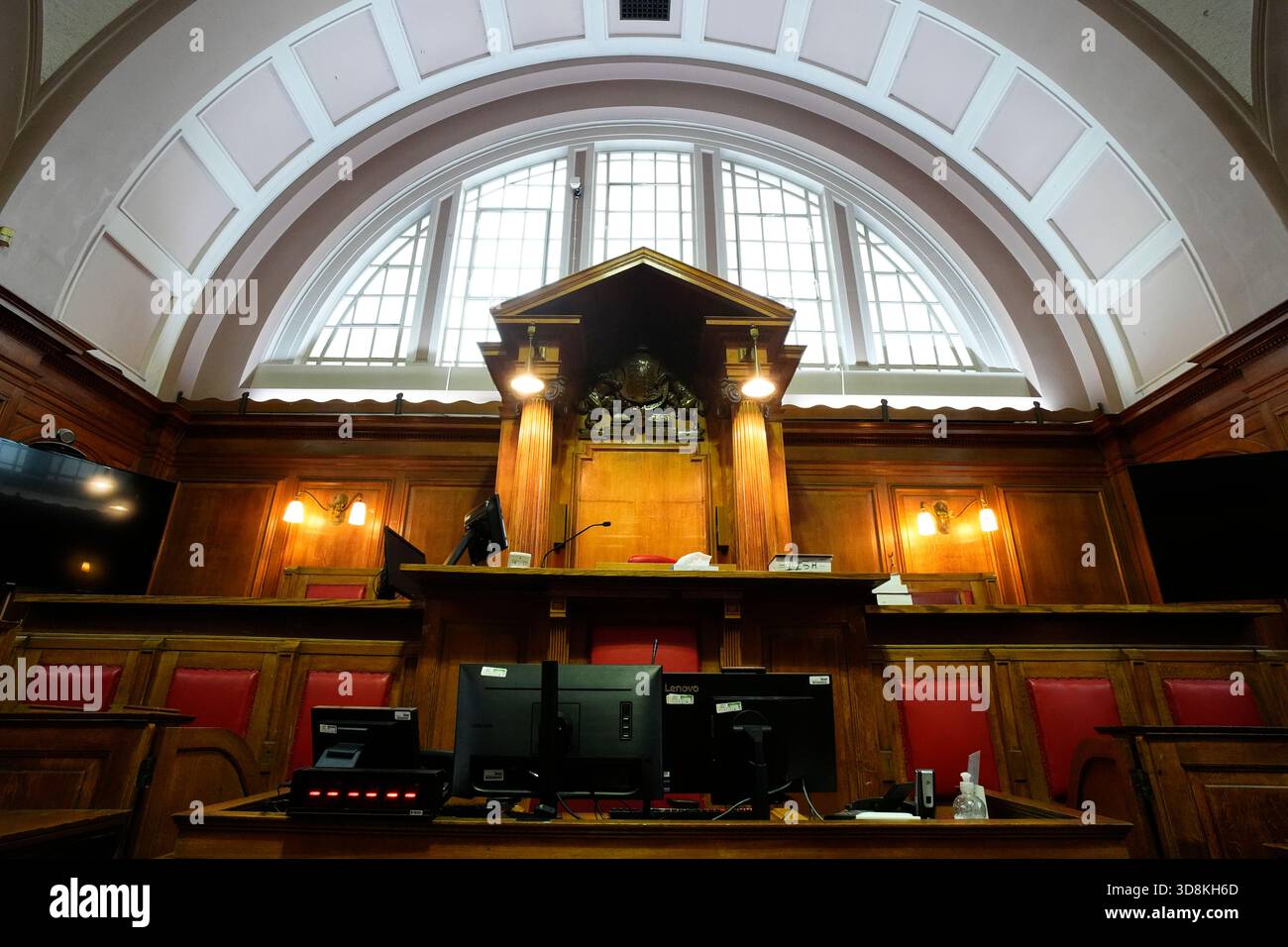 EMBARGOED TO 2200 MONDAY DECEMBER 1 A general view of the bench inside Court 2 at Inner London Crown Court ahead of an announcement of major reforms to the criminal justice system. Picture date: Monday December 1, 2025. Stock Photo