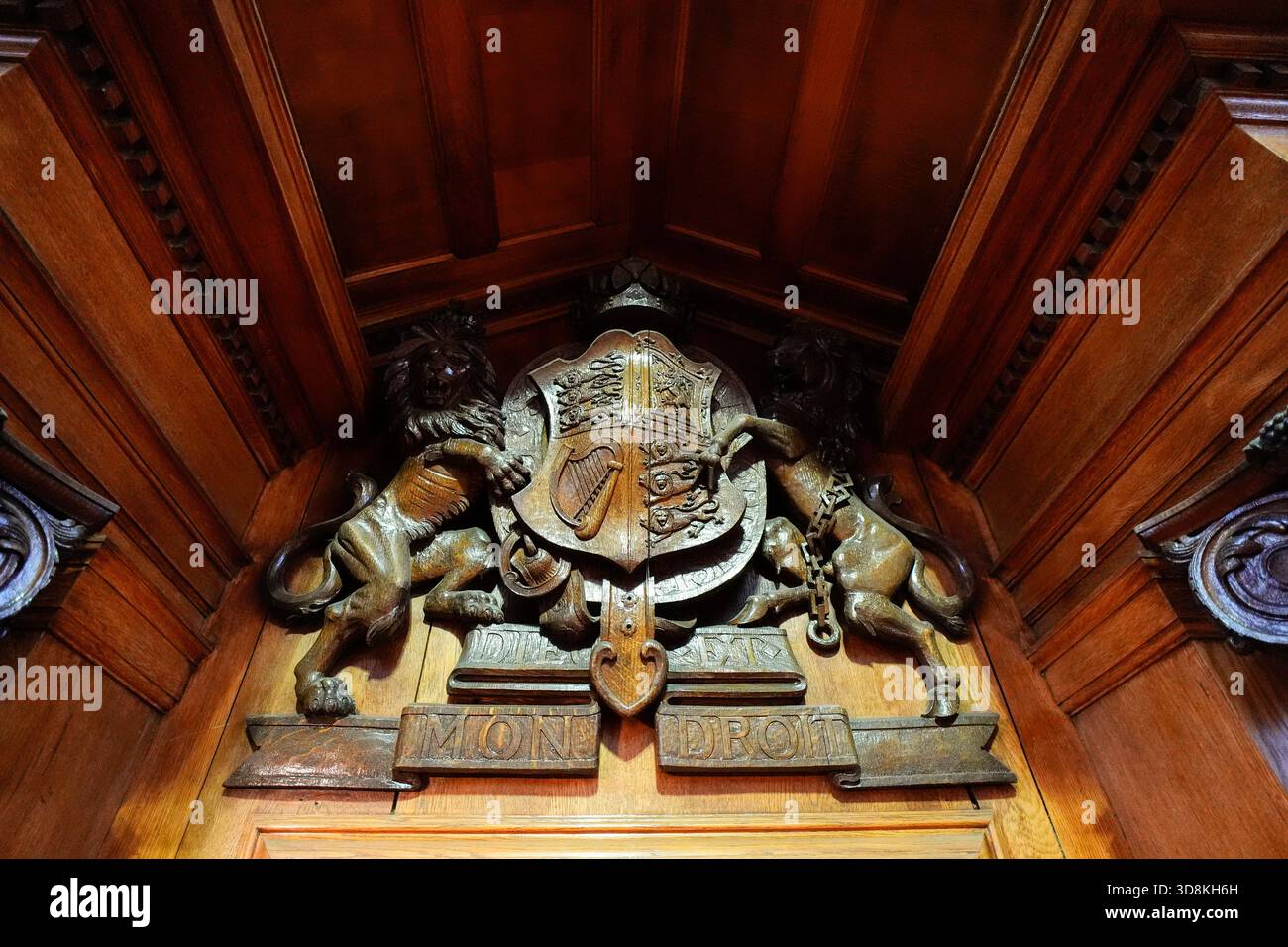 EMBARGOED TO 2200 MONDAY DECEMBER 1 A general view of the coat of arms above the bench inside Court 2 at Inner London Crown Court ahead of an announcement of major reforms to the criminal justice system. Picture date: Monday December 1, 2025. Stock Photo