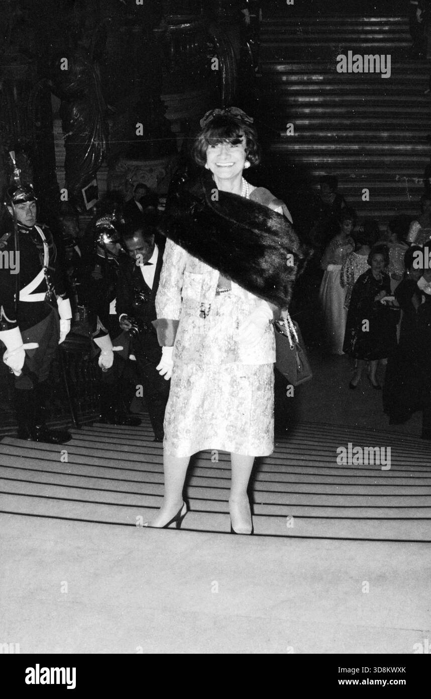 Chanel fashion 1964 hi-res stock photography and images - Alamy