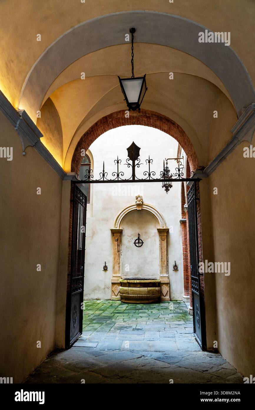 Rounded pilasters hi-res stock photography and images - Alamy
