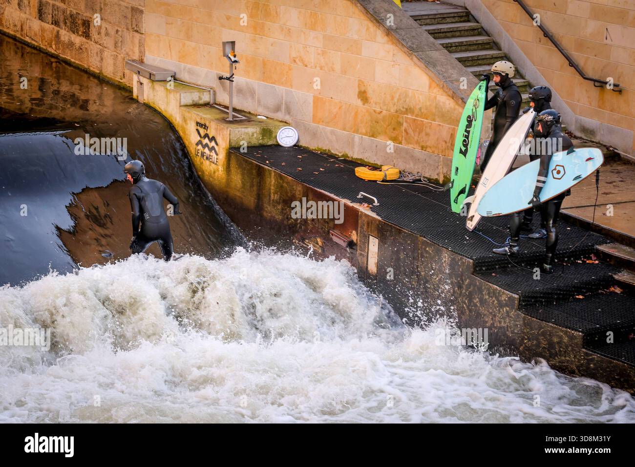 Leinewelle. enercity Leinewelle. Surfer auf der Welle. Die stehende Welle  wird durch drei in den Flu eingesetzte Wellenkrper erzeugt. Hannover,  DEU, Deutschland, 01.12.2025 Stock Photo - Alamy