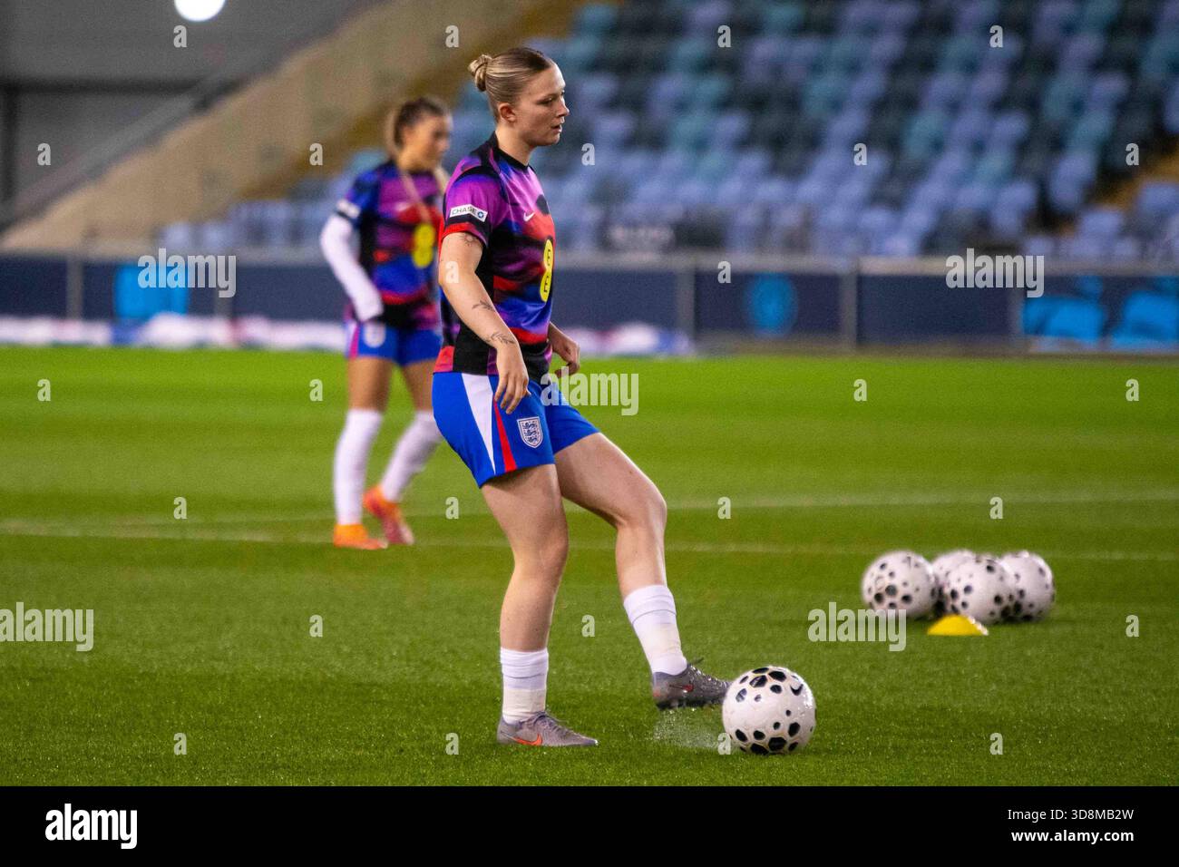 Joie Stadium Evie Rabjohn (20 England ) warming up before the womens ...