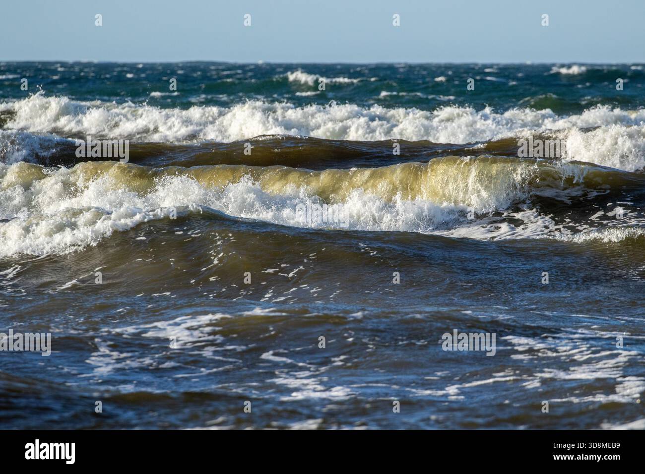 Roaring foamy waves rushing hi-res stock photography and images - Alamy
