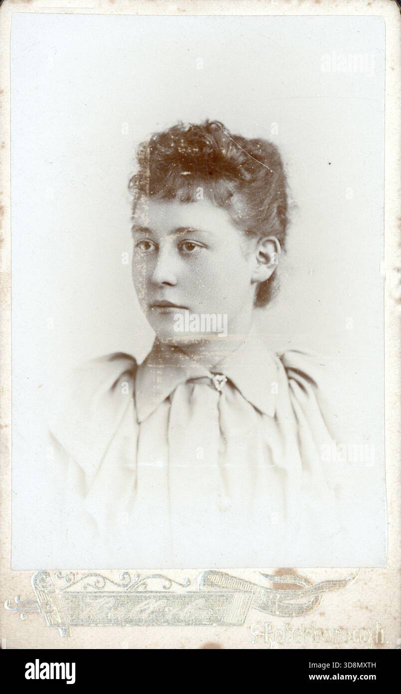 Sepia toned archival cabinet card photograph of a man's portrait, wearing  clothing of that period, circa 1900s Stock Photo - Alamy