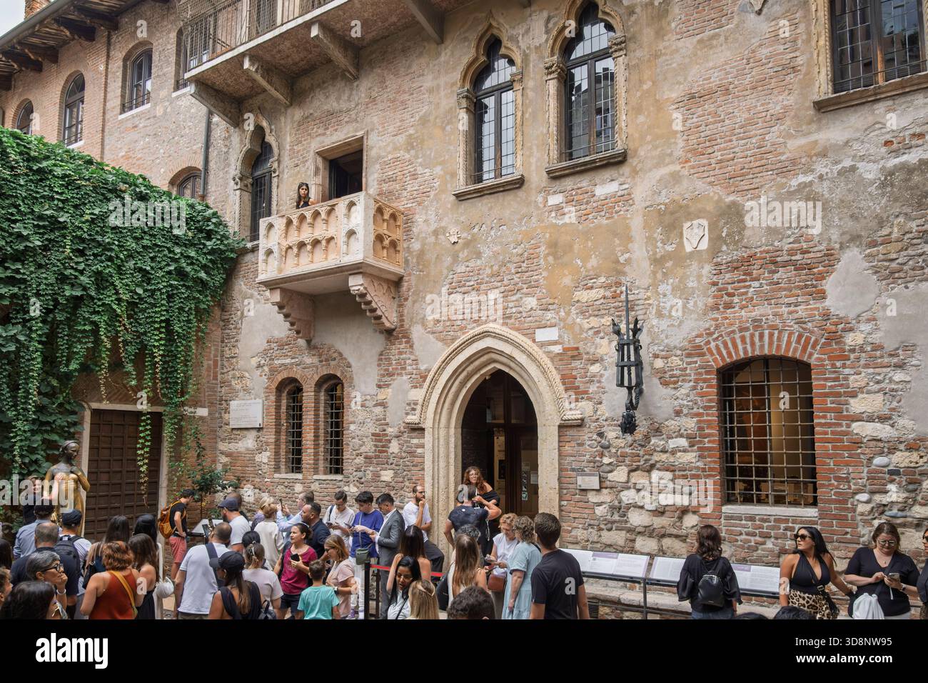 verona-italy-august-23-2025-the-crowd-in-the-courtyard-of-juliet-s