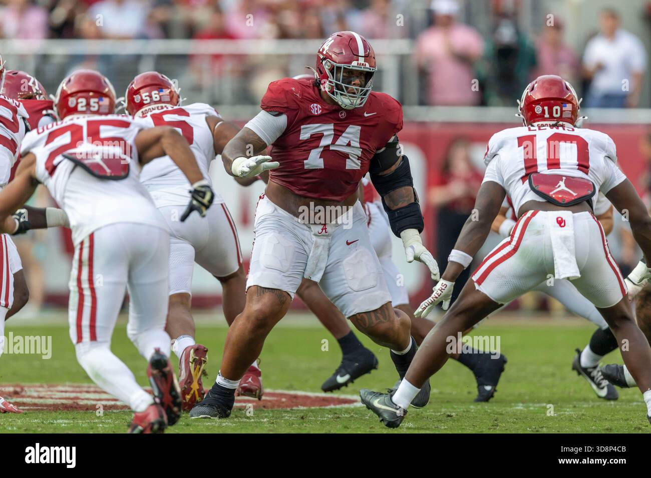 Alabama offensive lineman Kadyn Proctor (74) sets up to block against ...