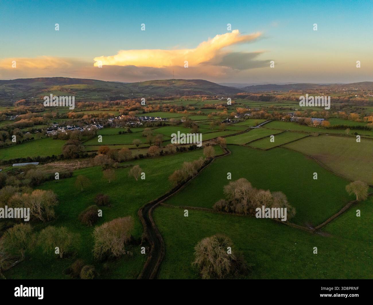 UK Weather:  Following the heaviest rainfall, the UK faces an unsettled week ahead with further downpours and cooler conditions. This morning, clear spells left much of the country in single-digit temperatures — vividly captured in Flintshire, North Wales. Near the village of Lixwm, the Clwydian Range Hills provided a dramatic backdrop at sunrise, offering striking visuals of the shifting weather front. 2nd December 2025 , Flintshire, Wales ©DGDImages/Alamy Live News Stock Photo