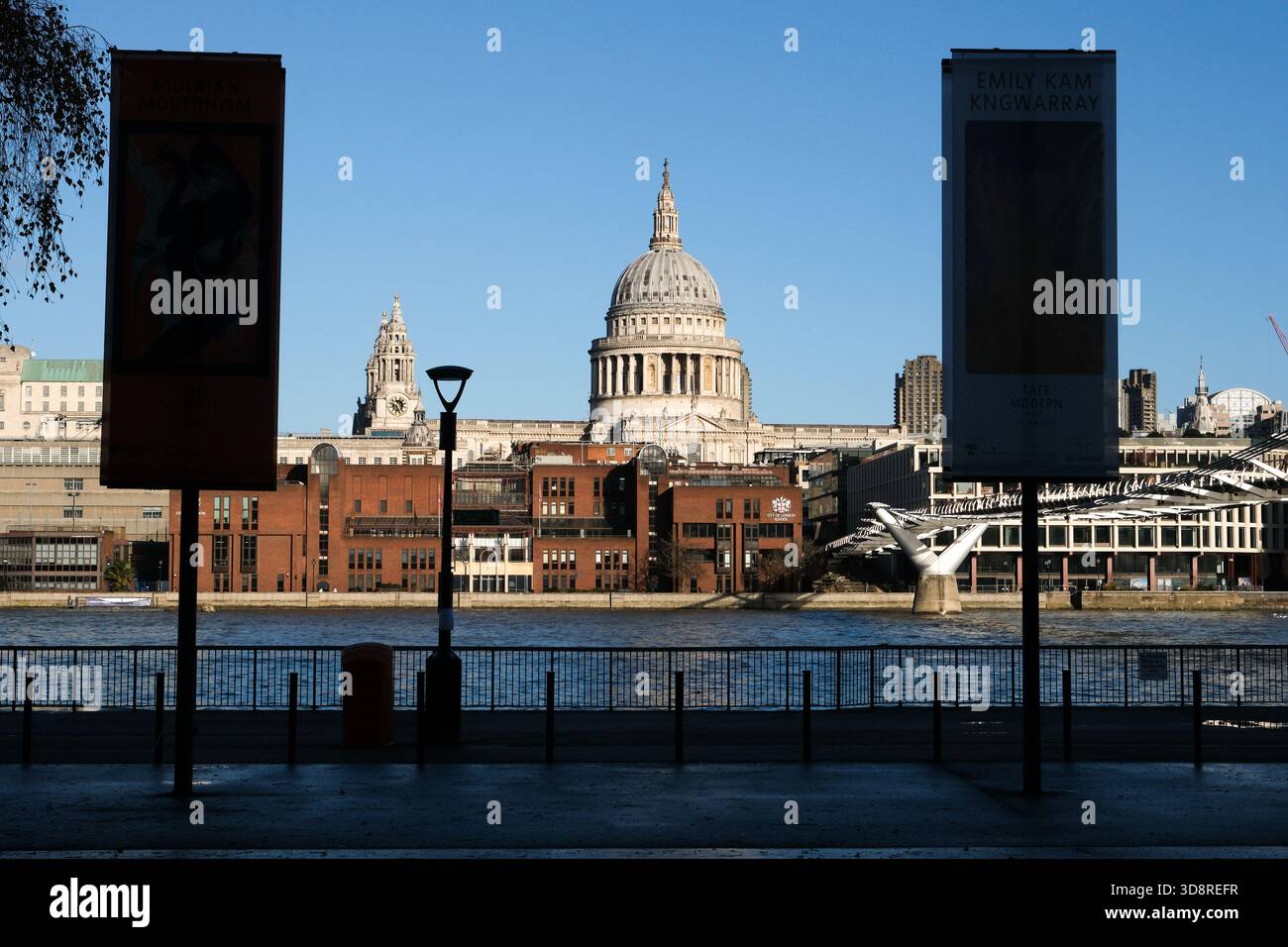 St Paul's, Millennium Bridge, London, UK. 2nd Dec 2025. UK Weather: sunny cold morning in London. Credit: Matthew Chattle/Alamy Live News Stock Photo
