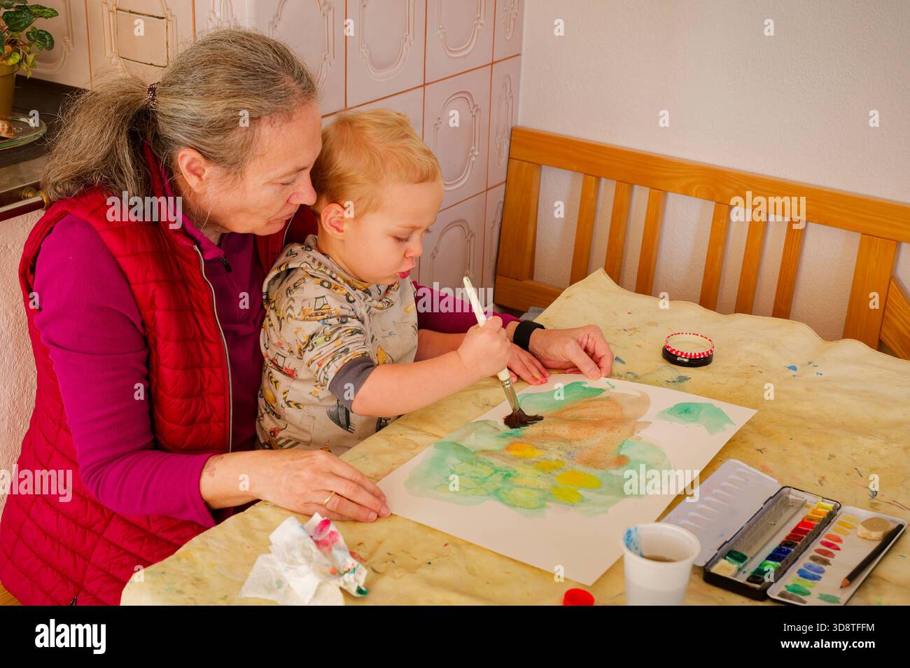 Der kleine Künstler. Die Oma beim Malen mit ihrem Enkelkind. Siegsdorf ...