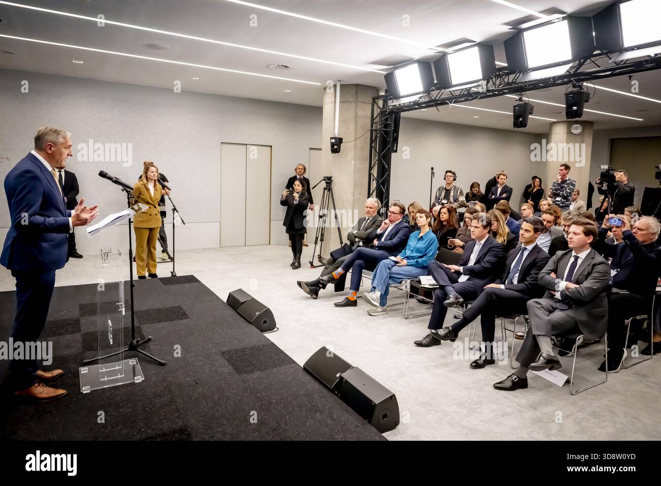 THE HAGUE - presentation of the interim report and the agenda by the informateur Sybrand Buma and handover to the Chairman of the House of Representatives. Thom van Campen in the presence of Rob Jetten (D66) and Henri B Ontenbal ANP /HOLLANDSE HOOGTE /ROBIN UTRECHT netherlands out - belgium out Stock Photo