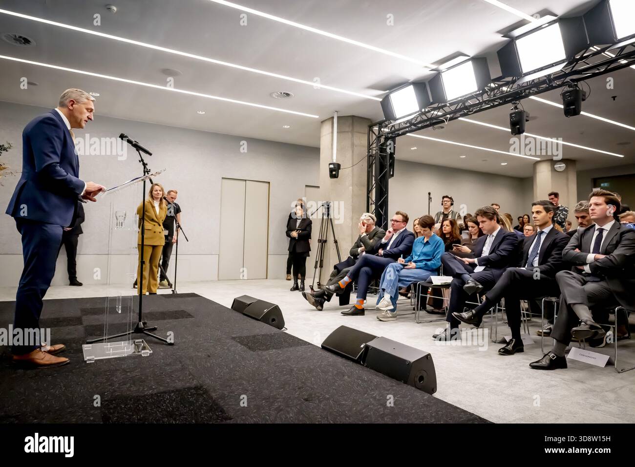 THE HAGUE - presentation of the interim report and the agenda by the informateur Sybrand Buma and handover to the Chairman of the House of Representatives. Thom van Campen in the presence of Rob Jetten (D66) and Henri B Ontenbal ANP /HOLLANDSE HOOGTE /ROBIN UTRECHT netherlands out - belgium out Stock Photo
