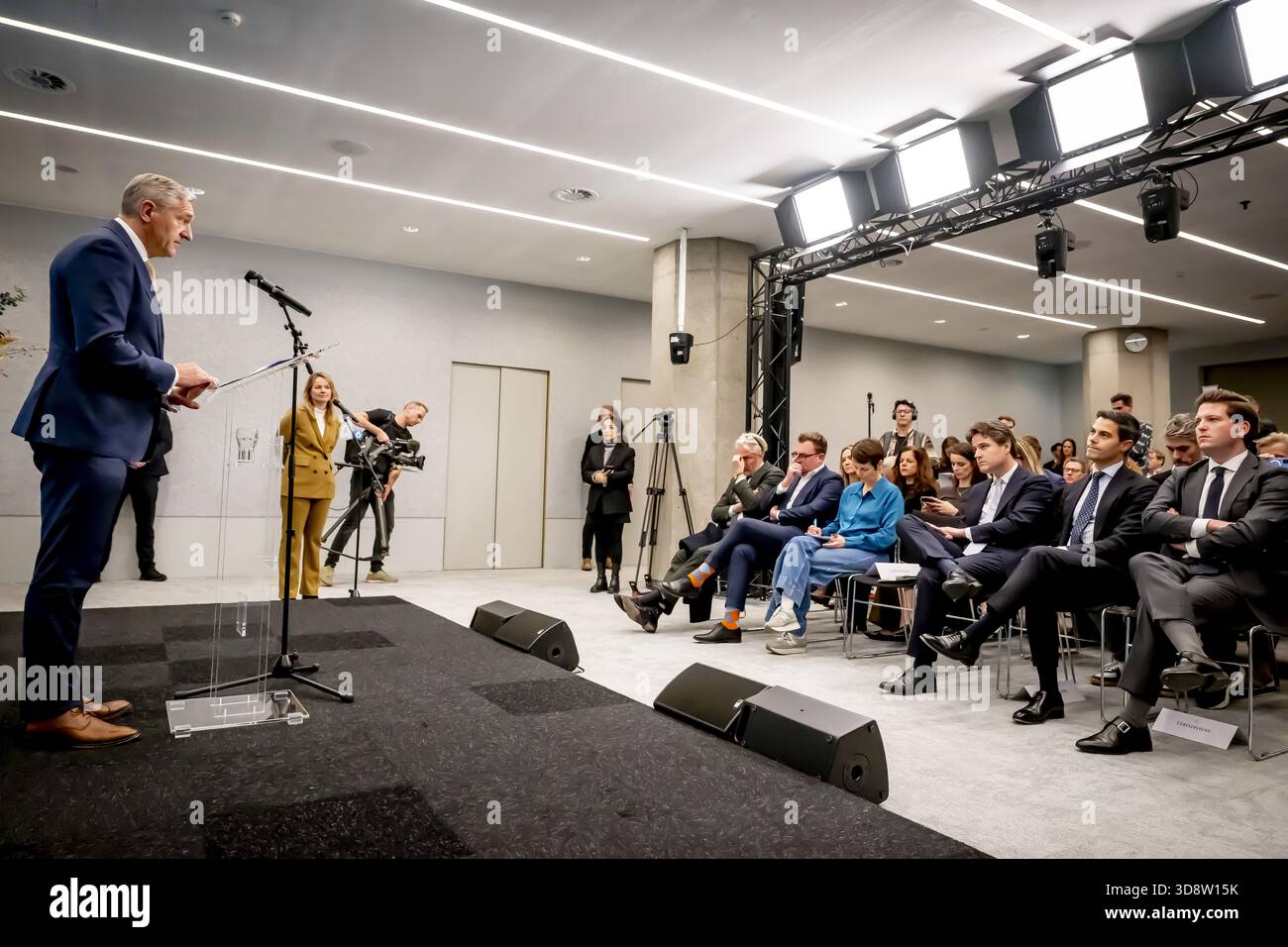 THE HAGUE - presentation of the interim report and the agenda by the informateur Sybrand Buma and handover to the Chairman of the House of Representatives. Thom van Campen in the presence of Rob Jetten (D66) and Henri B Ontenbal ANP /HOLLANDSE HOOGTE /ROBIN UTRECHT netherlands out - belgium out Stock Photo
