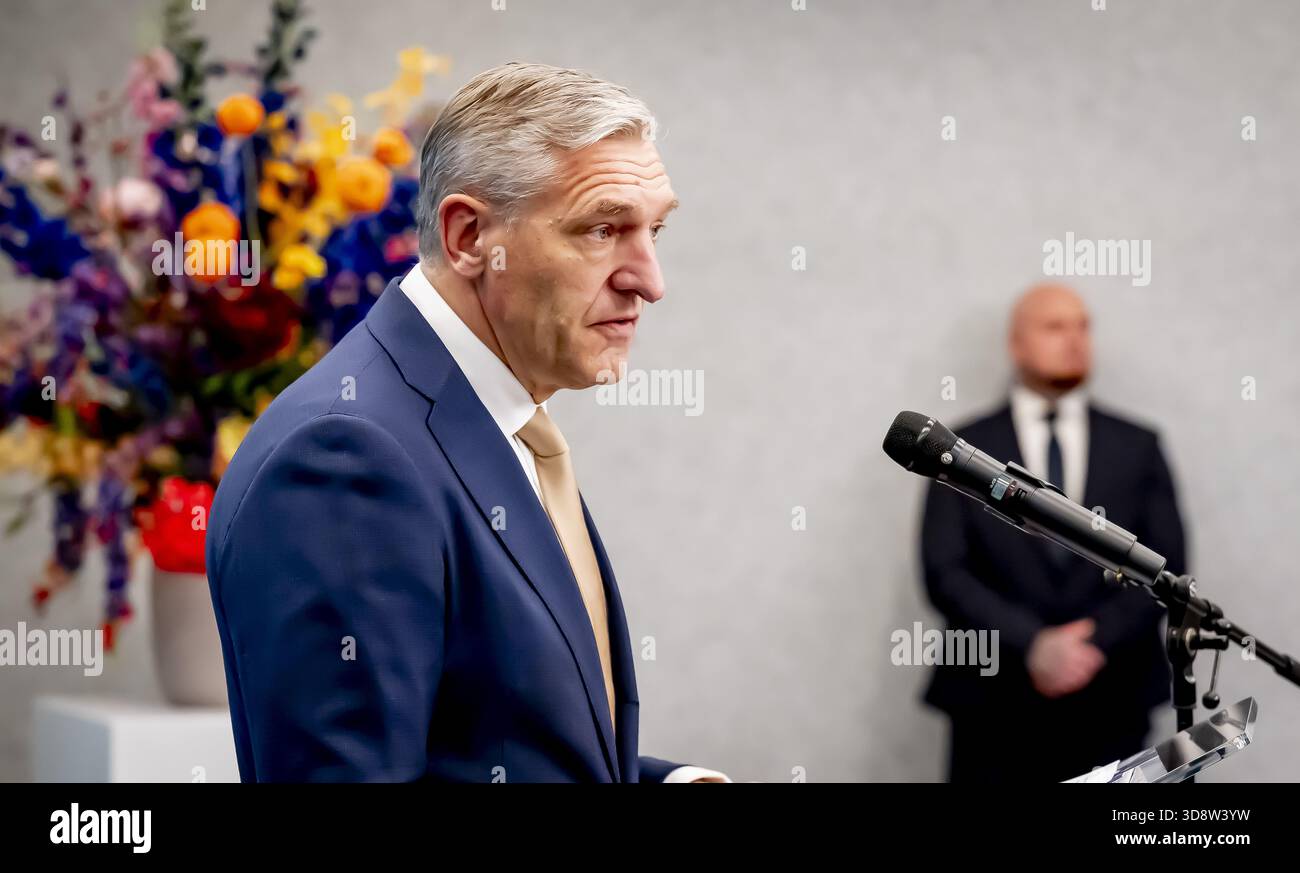 THE HAGUE - presentation of the interim report and the agenda by the informateur Sybrand Buma and handover to the Chairman of the House of Representatives. Thom van Campen in the presence of Rob Jetten (D66) and Henri B Ontenbal ANP /HOLLANDSE HOOGTE /ROBIN UTRECHT netherlands out - belgium out Stock Photo