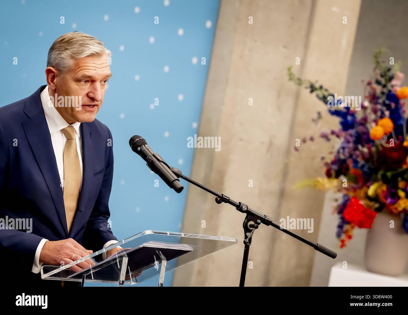 THE HAGUE - presentation of the interim report and the agenda by the informateur Sybrand Buma and handover to the Chairman of the House of Representatives. Thom van Campen in the presence of Rob Jetten (D66) and Henri B Ontenbal ANP /HOLLANDSE HOOGTE /ROBIN UTRECHT netherlands out - belgium out Stock Photo