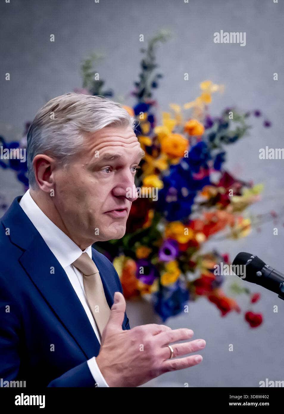 THE HAGUE - presentation of the interim report and the agenda by the informateur Sybrand Buma and handover to the Chairman of the House of Representatives. Thom van Campen in the presence of Rob Jetten (D66) and Henri B Ontenbal ANP /HOLLANDSE HOOGTE /ROBIN UTRECHT netherlands out - belgium out Stock Photo