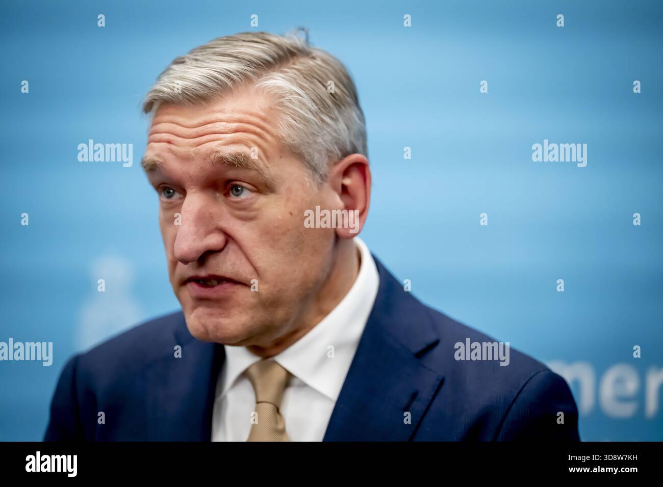 THE HAGUE - presentation of the interim report and the agenda by the informateur Sybrand Buma and handover to the Chairman of the House of Representatives. Thom van Campen in the presence of Rob Jetten (D66) and Henri B Ontenbal ANP /HOLLANDSE HOOGTE /ROBIN UTRECHT netherlands out - belgium out Stock Photo