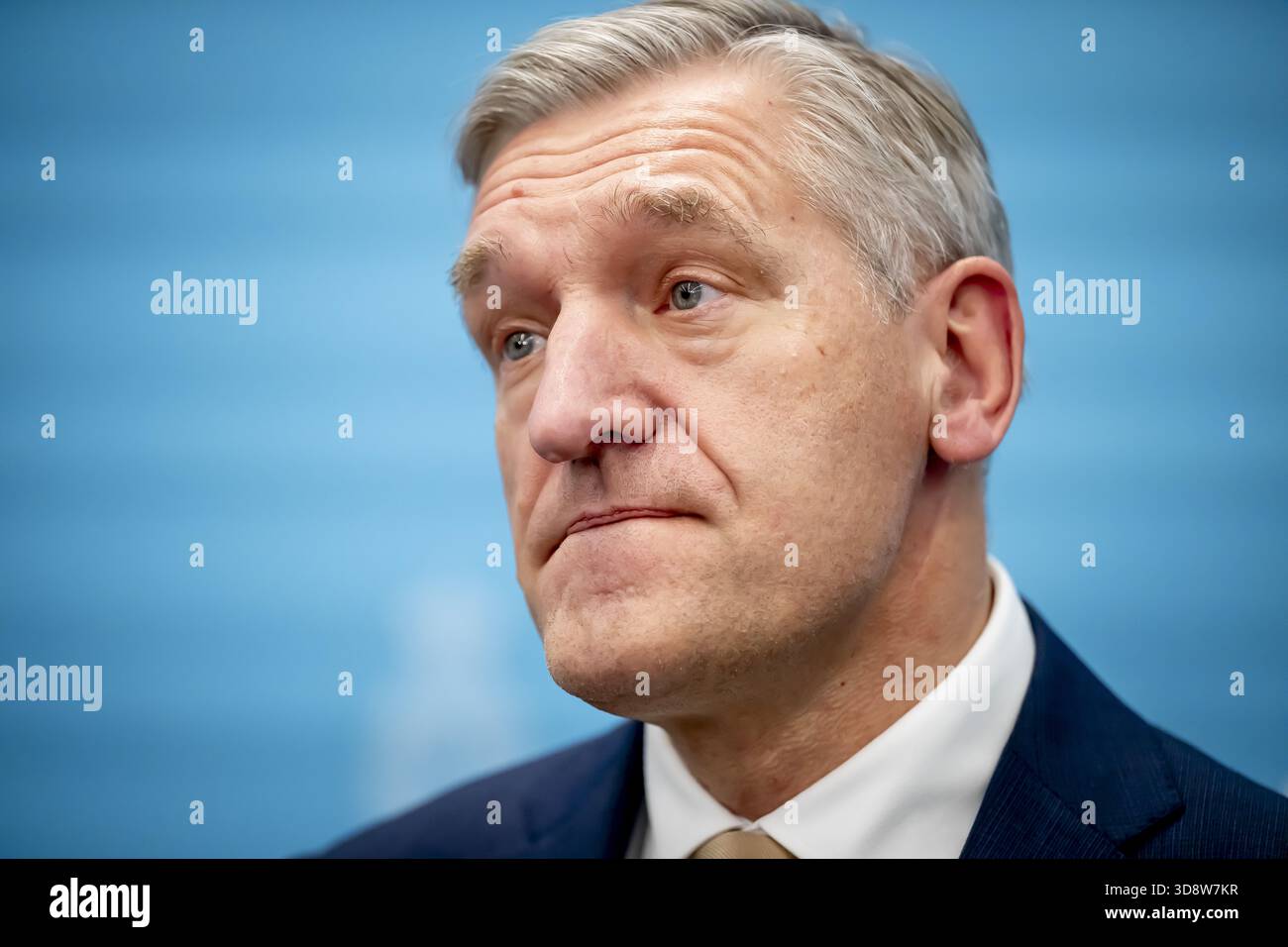 THE HAGUE - presentation of the interim report and the agenda by the informateur Sybrand Buma and handover to the Chairman of the House of Representatives. Thom van Campen in the presence of Rob Jetten (D66) and Henri B Ontenbal ANP /HOLLANDSE HOOGTE /ROBIN UTRECHT netherlands out - belgium out Stock Photo