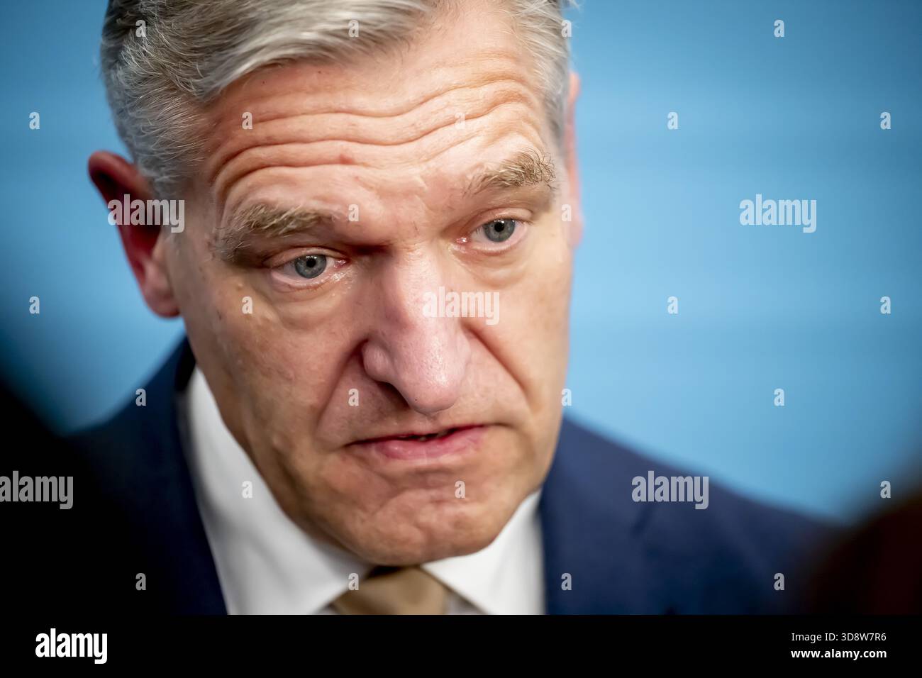 THE HAGUE - presentation of the interim report and the agenda by the informateur Sybrand Buma and handover to the Chairman of the House of Representatives. Thom van Campen in the presence of Rob Jetten (D66) and Henri B Ontenbal ANP /HOLLANDSE HOOGTE /ROBIN UTRECHT netherlands out - belgium out Stock Photo