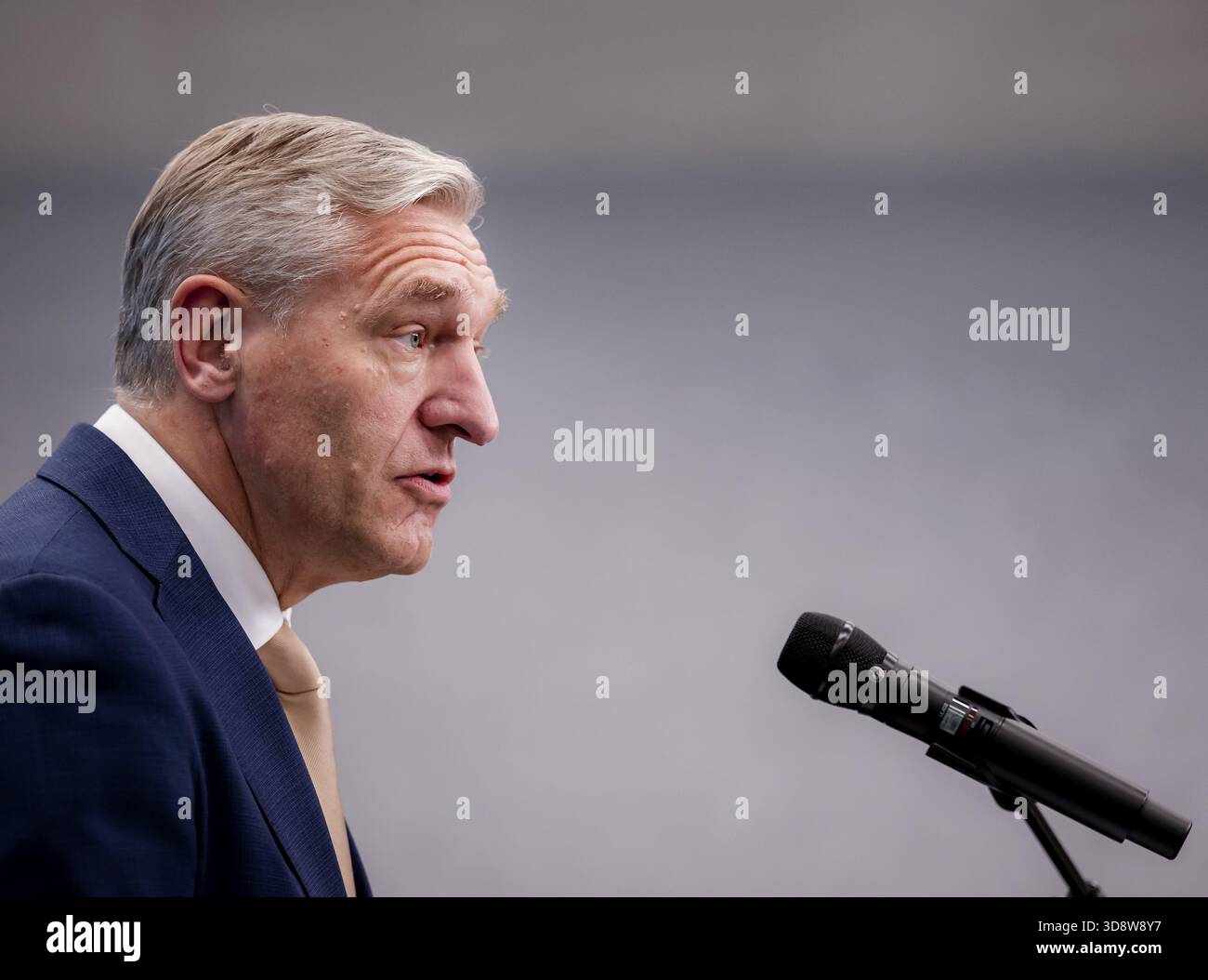 THE HAGUE - Informateur Sybrand Buma (CDA) during the presentation of the informateur's interim report, based on the negotiations between D66 and CDA to date. This will be discussed further with other parties next week. ANP SEM VAN DER WAL netherlands out - belgium out Stock Photo