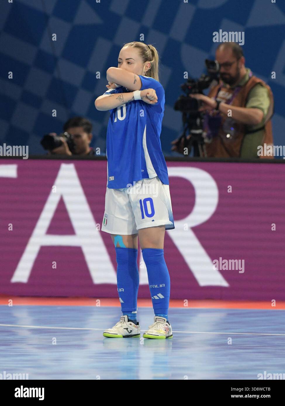 Gabrielly Stumer Vanelli of Italy Women Futsal team prepares to defend the goalpost during the Quarter Finals match between Portugal and Italy at the FIFA Futsal Women's World Cup 2025 held at PhilSports Arena, Pasig City, Philippines.  Credit: Luis Veniegra / ALAMY Live Wire. Stock Photo